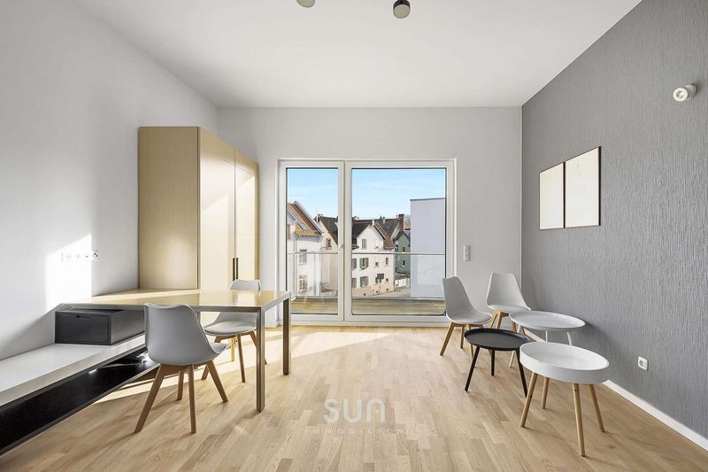**DIREKT AM BAHNHOF NIED ** modernes Studio mit EBK, Balkon und Stellplatz